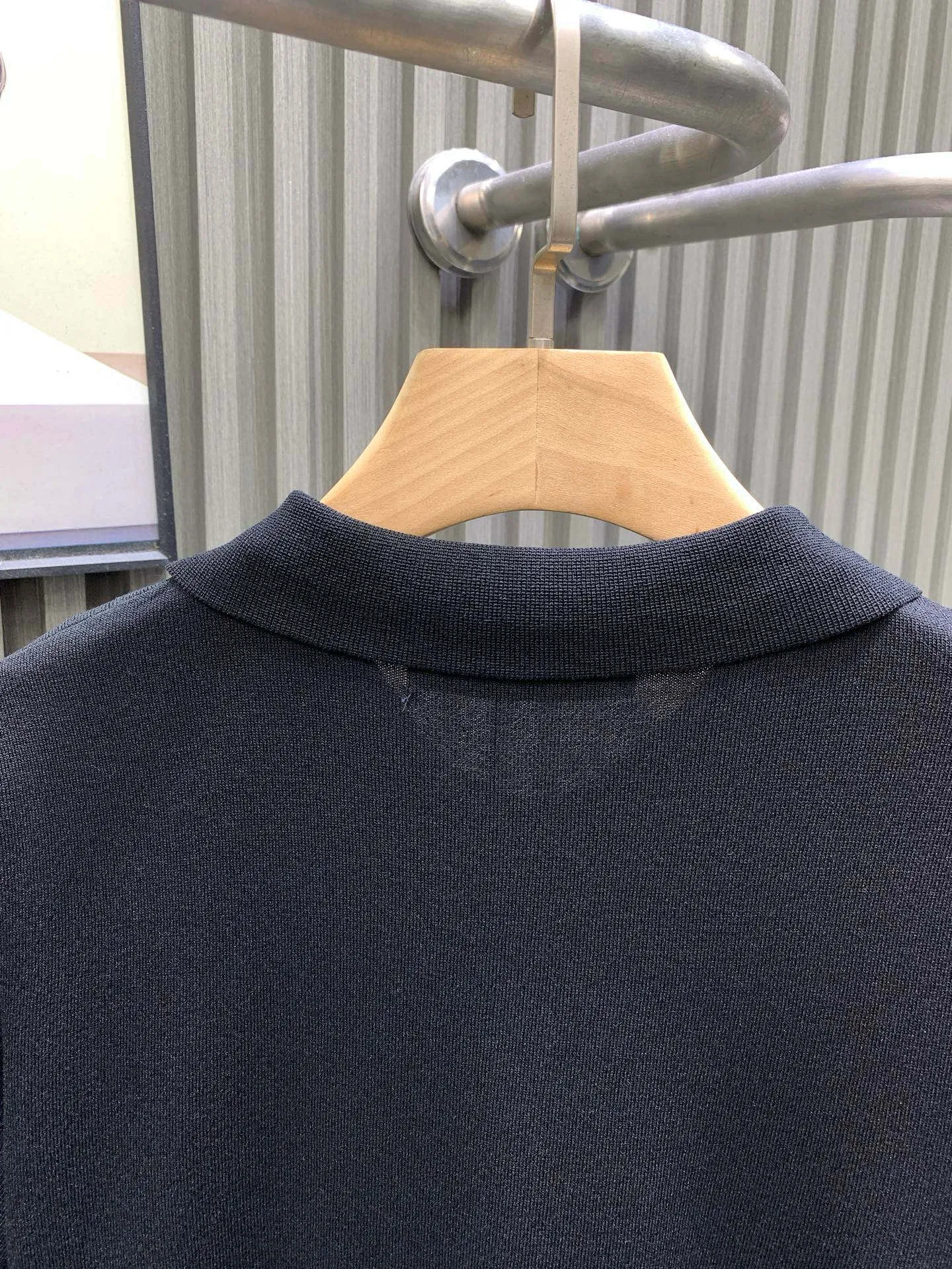 🅿️270 🀄️ louisvuitton Louis Vuitton lv2025ss new embroidered logo couple casual polo shirt short-sleeved T-shirt. The counter restores the top replica. The style is very good for business commuting. Classic polo lapel design. Classic LV letter slogan on the chest. Pin embroidery design highlights personality and makes the entire line smoother. The most classic evergreen small label design. Exquisite embroidered logo design on the chest. Pure cotton texture, skin-friendly and comfortable. Suitable for both business and leisure. Pique cotton fabric is more breathable and drier than ordinary knitted fabric. 3D three-dimensional tailoring technology. The upper body has a three-dimensional shape. The embroidery on the chest is full of details. Thousand needle embroidery is three-dimensional and full. Made of 300 grams of cotton pique cotton fabric. Customized buttons. Top quality products.